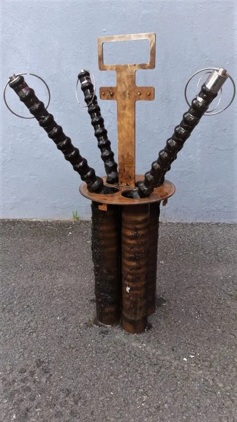 Barreaux magnétiques couverts d’oxydes de fer, avant nettoyage